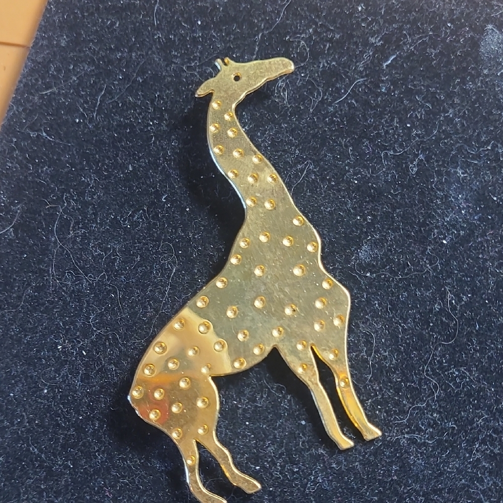 Gold Toned Giraffe Brooch